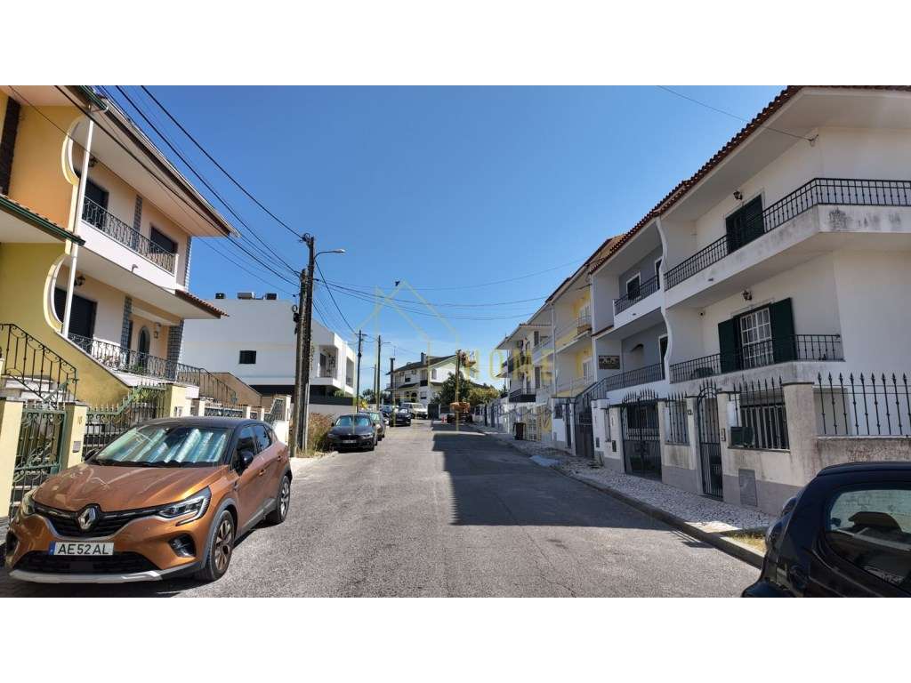 Moradia T3 em Corroios | Espaço, Conforto e Potencial-27