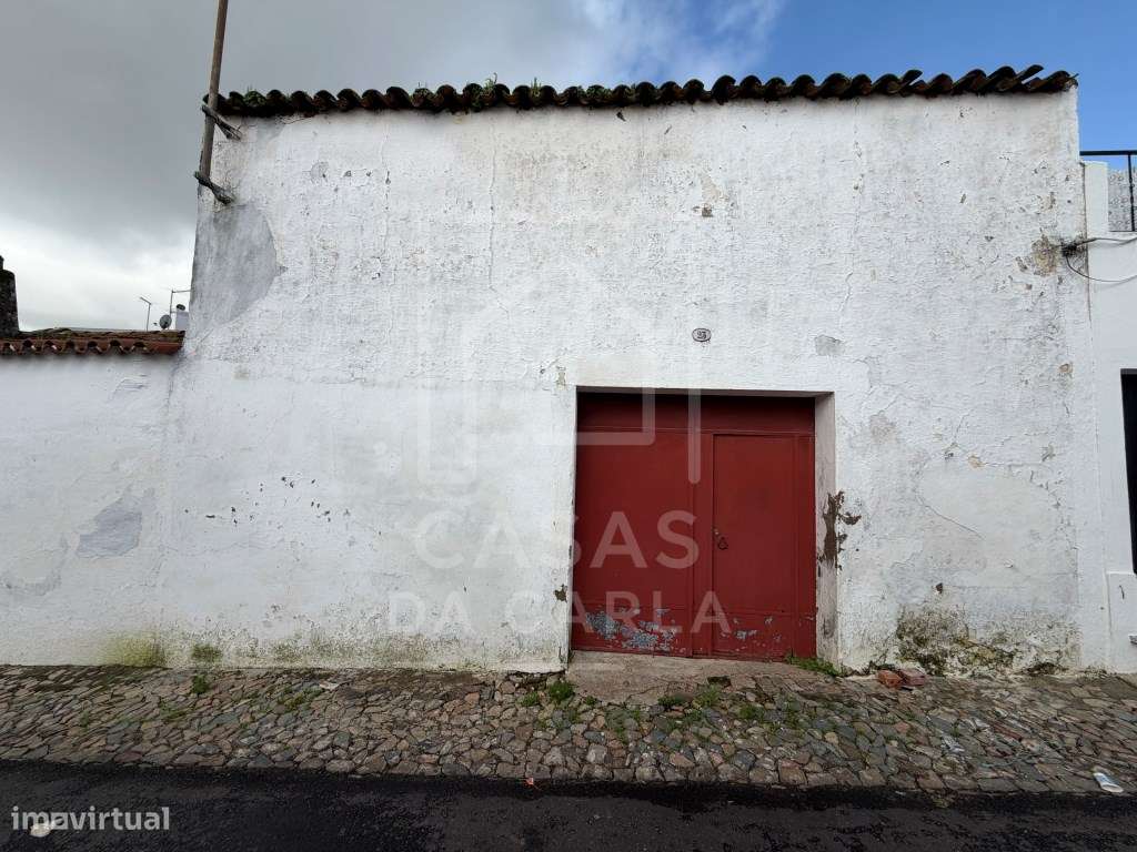 Moradia T4 com quintal e garagem em Cuba para obras-23