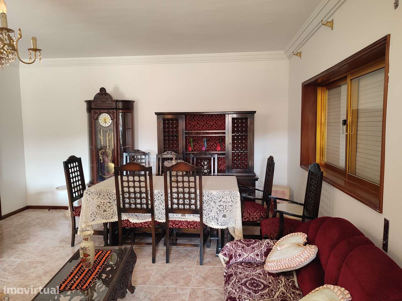 Moradia térrea com 4 frentes, garagem, anexos, jardim e bons acessos-10