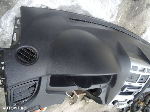 Plansa de bord Kia Sportage din 2006 cu airbag volan si pasager volan pe stanga - 3