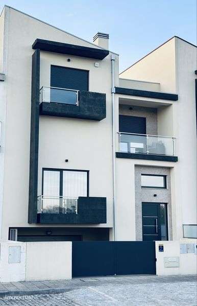Moradia em Banda T4 ( Garantia de Construção )
