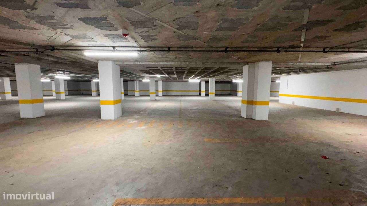Garagem com 1973m2 e capacidade para 73 Viaturas em Barcarena - Grande imagem: 1/20