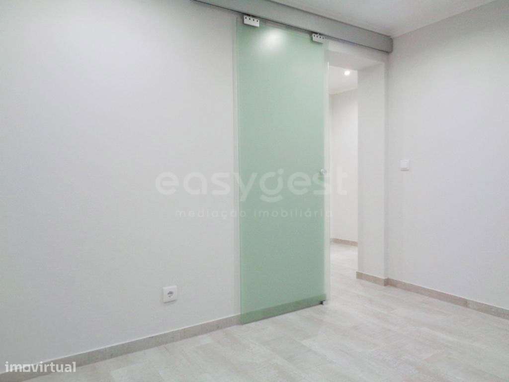 Apartamento T2 com Logradouro e Churrasqueira - Olival Basto - Grande imagem: 5/16