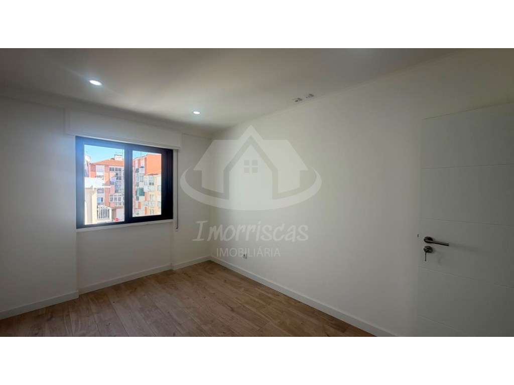 T2+1 Totalmente Remodelado em Odivelas | Pronto a Habitar | Localiz...-26