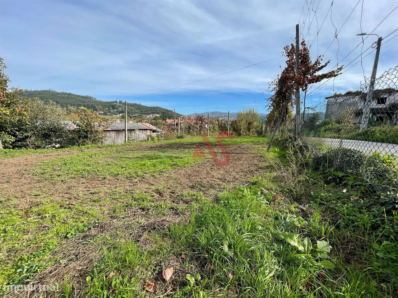 Terreno para construção com uma área total de 1002m2 em S. Lourenço de