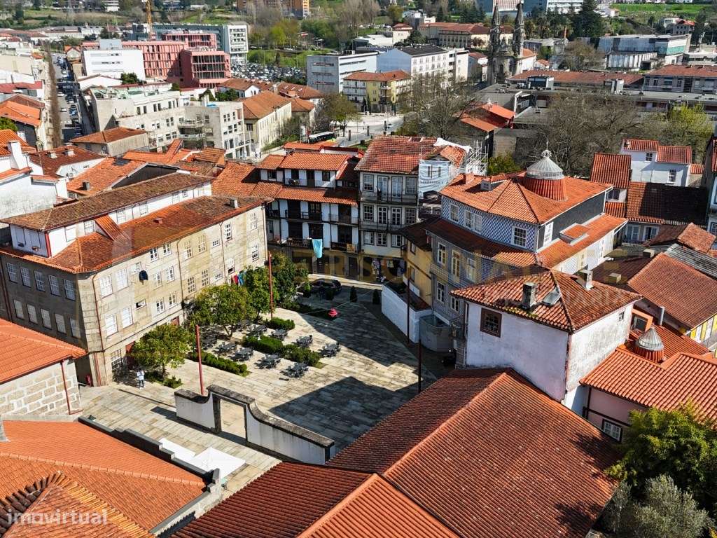 Prédio p/ Restauro no Coração de Guimarães - Grande imagem: 2/13
