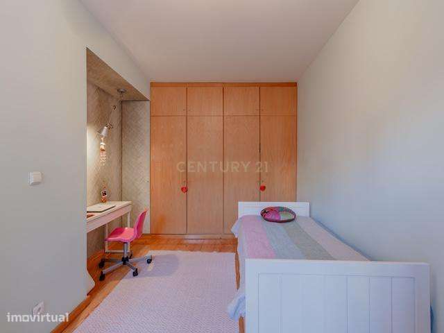 Moradia T6 com Jardim Interior e Garagem na Lapa – Junto à Embaixada d-25