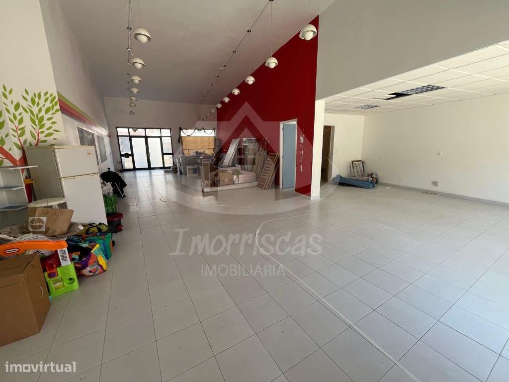 Loja com garagem, localizada na Urbanização Colina do Sol no Forte ... - Grande imagem: 4/16