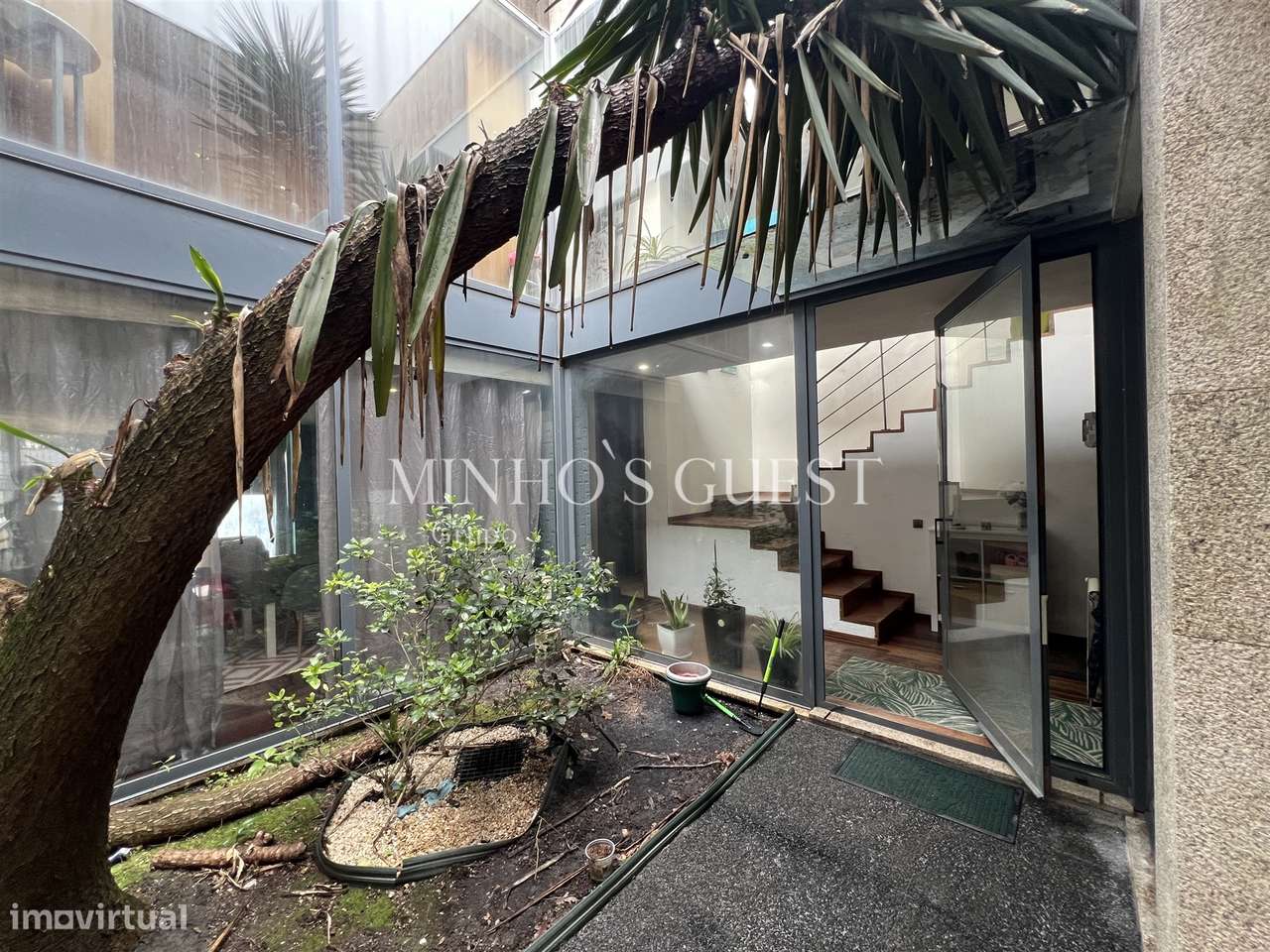 Moradia V4 Brutalista em Joane c/ Logradouro e Garagem - Grande imagem: 4/25