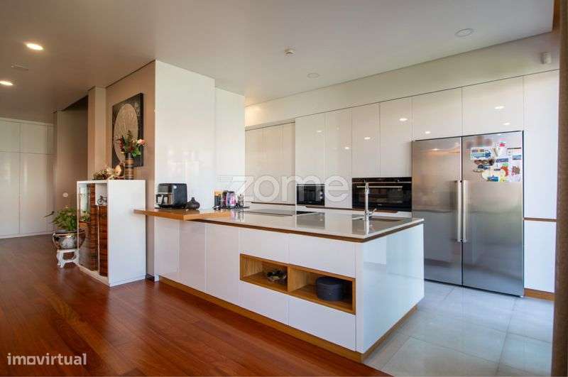 Luxuosa Moradia T4 com Piscina localização privilegiada em Ermesinde - Grande imagem: 4/8