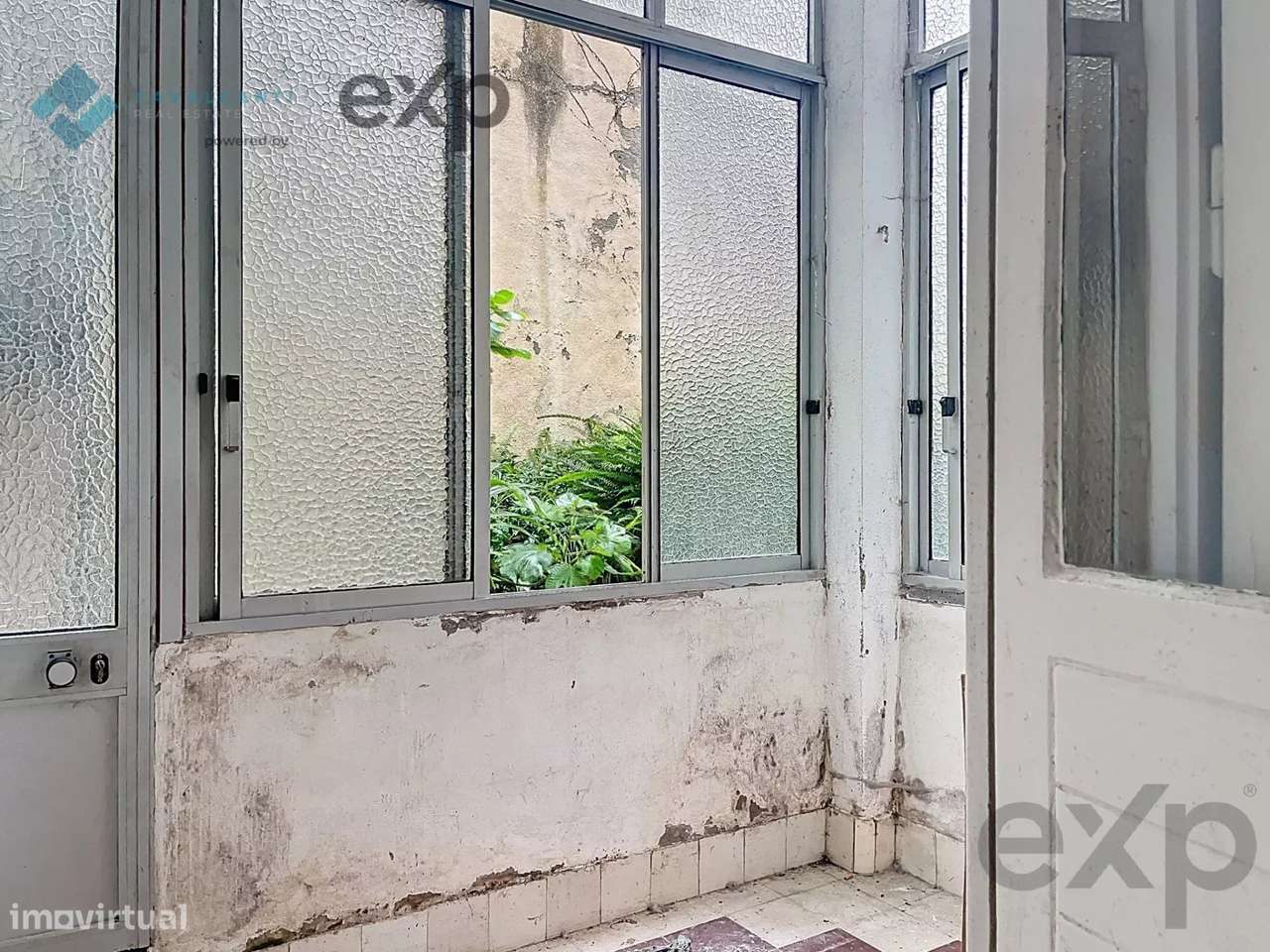 T3 com charme e logradouro Para Remodelar – Lisboa-39