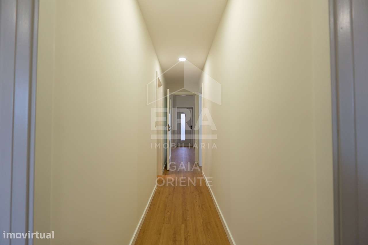 Moradia T3 Renovada junto à A1 nos Carvalhos-13