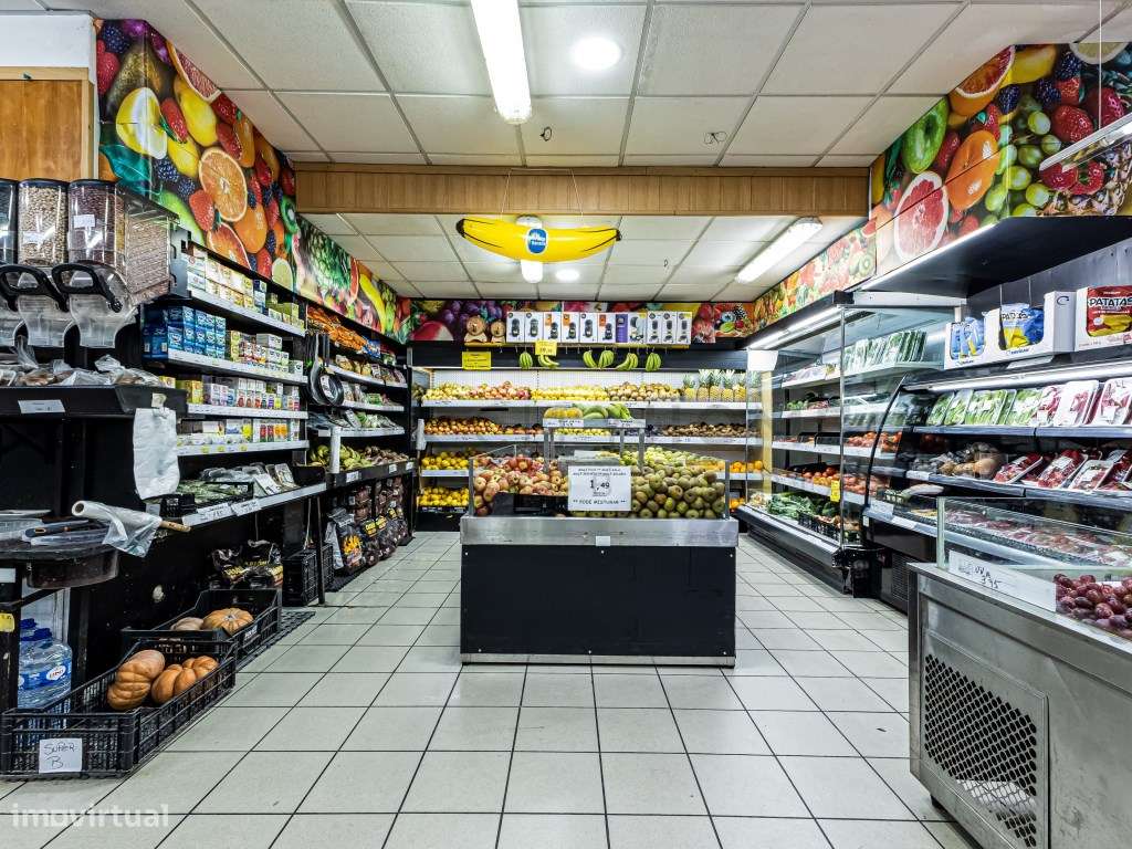 Supermercado em funcionamento no centro de Albufeira-15