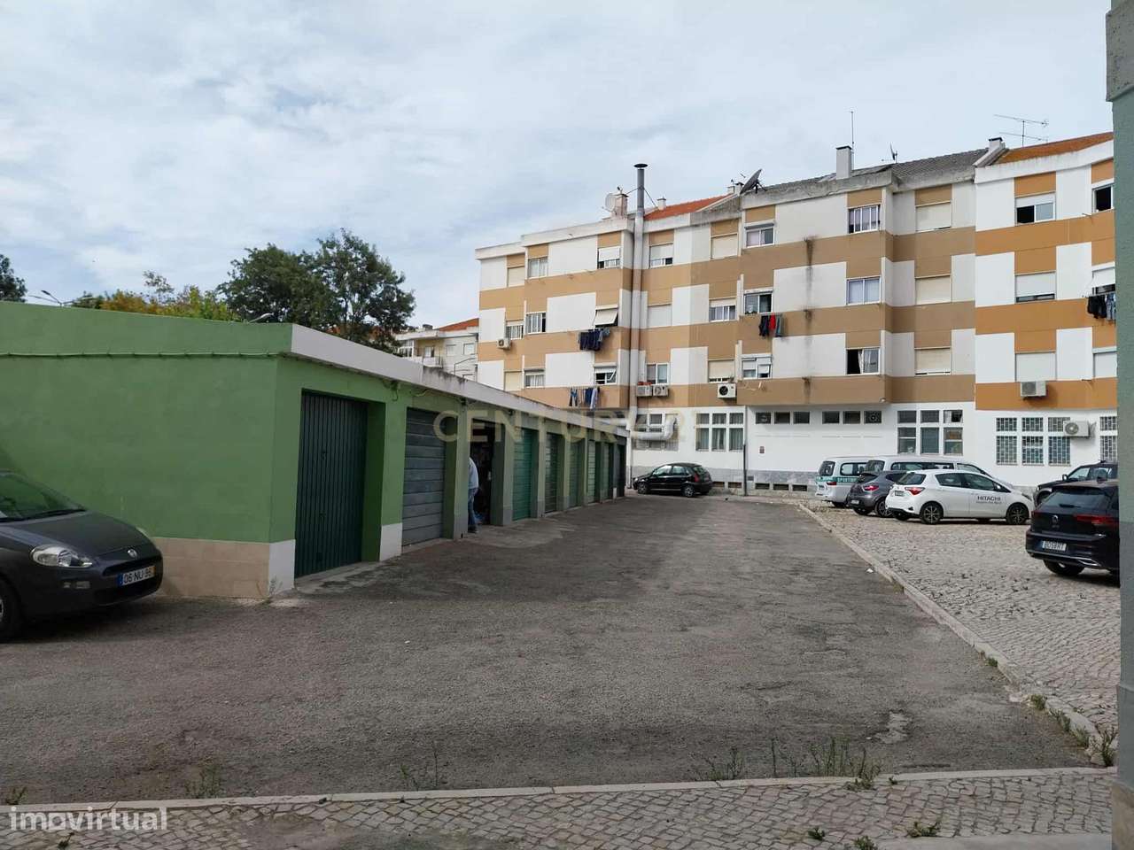 Garagem fechada com portão manual com 16m2 com água e luz. Com luz nat - Grande imagem: 4/4