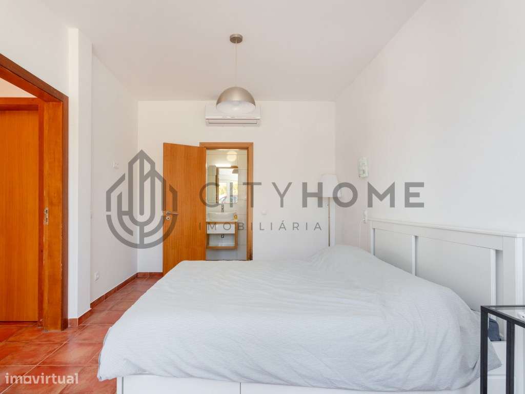 Moradia T4 com piscina infinita em terreno amplo em Silves-30