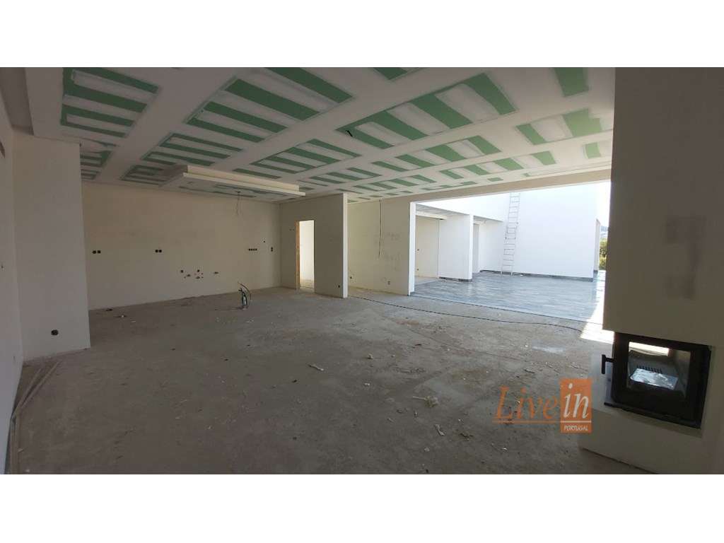 Quinta com Moradia T4 Isolada na Azueira em Mafra-5