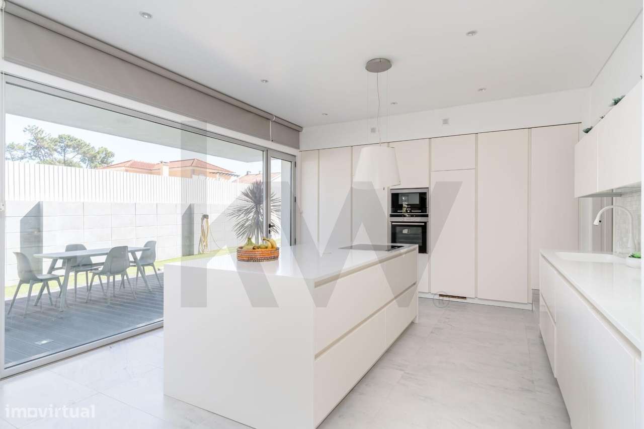 Moradia T4+2 com Piscina e Jardim em Marisol, Charneca de Caparica — 3-6