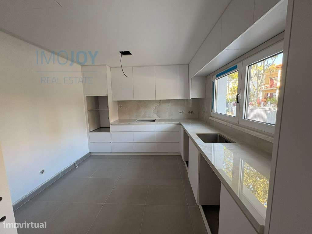 Moradia T4 + 1 com Jardim e Piscina em São Pedro do Estoril - Grande imagem: 4/74