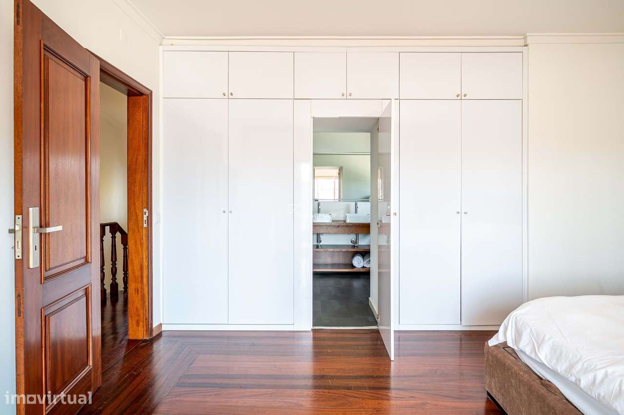 Moradia Independente no Estoril com 4 Quartos, Piscina e Garagem-12