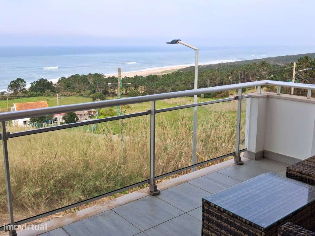 Moradia V2+1 em banda com vista frontal sobre o oceano e as icónica...-11