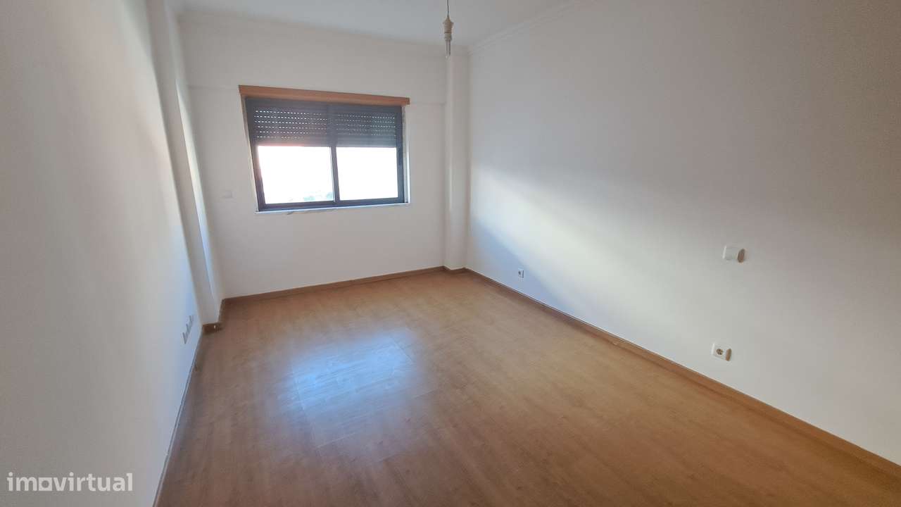 Apartamento T3  área total 145m2, 2 lugares estacionamento  Brandoa-10