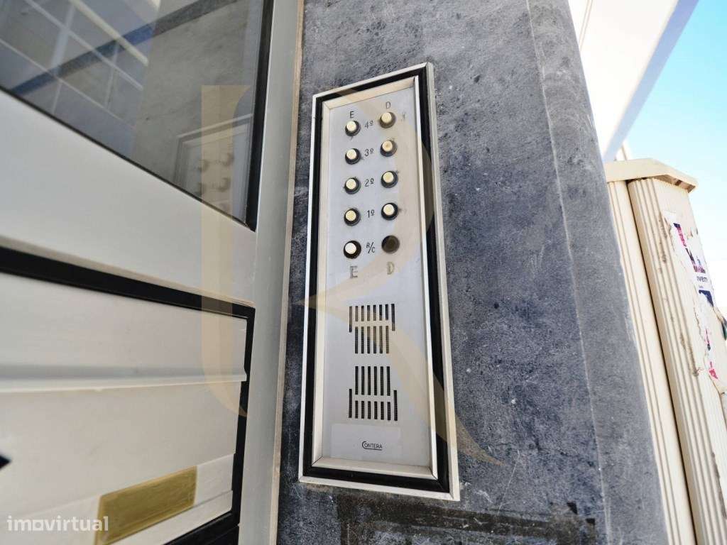 Apartamento T4 remodelado no Laranjeiro - Almada-24