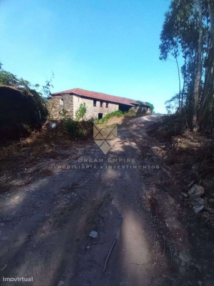 Oportunidade Única: Terreno com 4 Casas para Restauro em Zona de Ref?-19