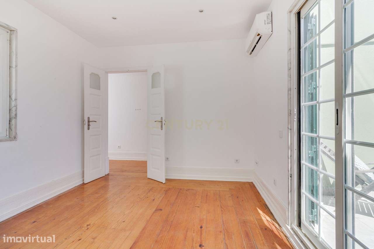 Penthouse com terraço de 28m2 junto ao metro no Rato-23