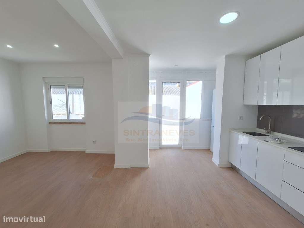T2 em remodelação total, edifício e fracções como novos.-7