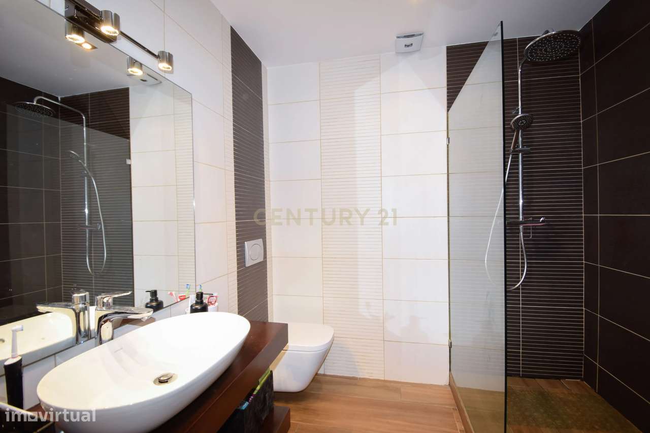 T3 Renovado | Luminosidade Natural | Localização Premium na Alameda /-9