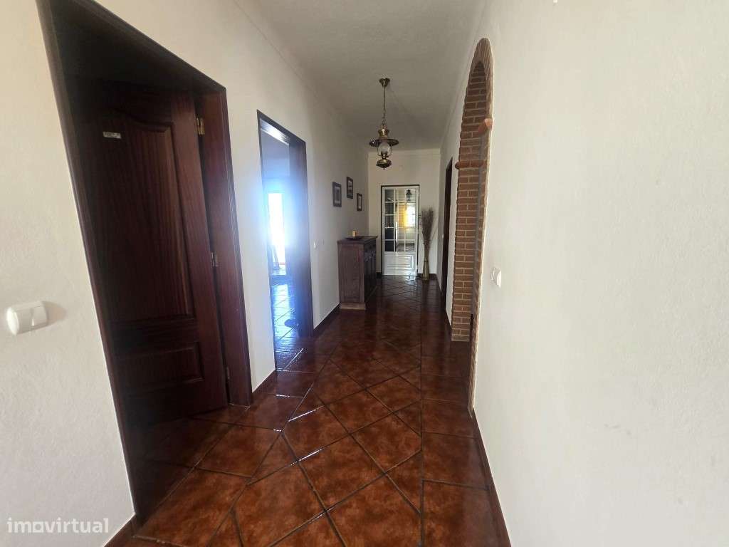Moradia Isolada, T5, com garagem, na Vila de Redondo-14