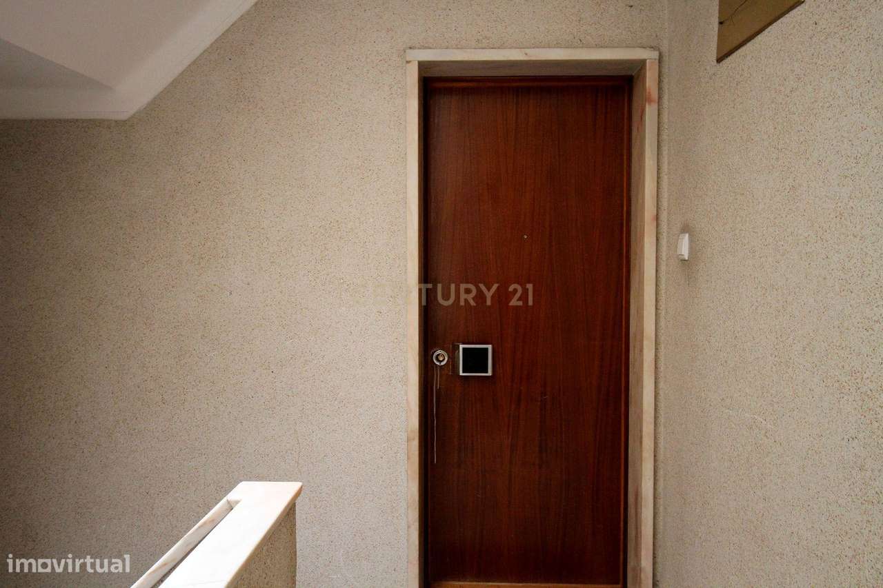 Apartamento T3 Central Almada Remodelado-8