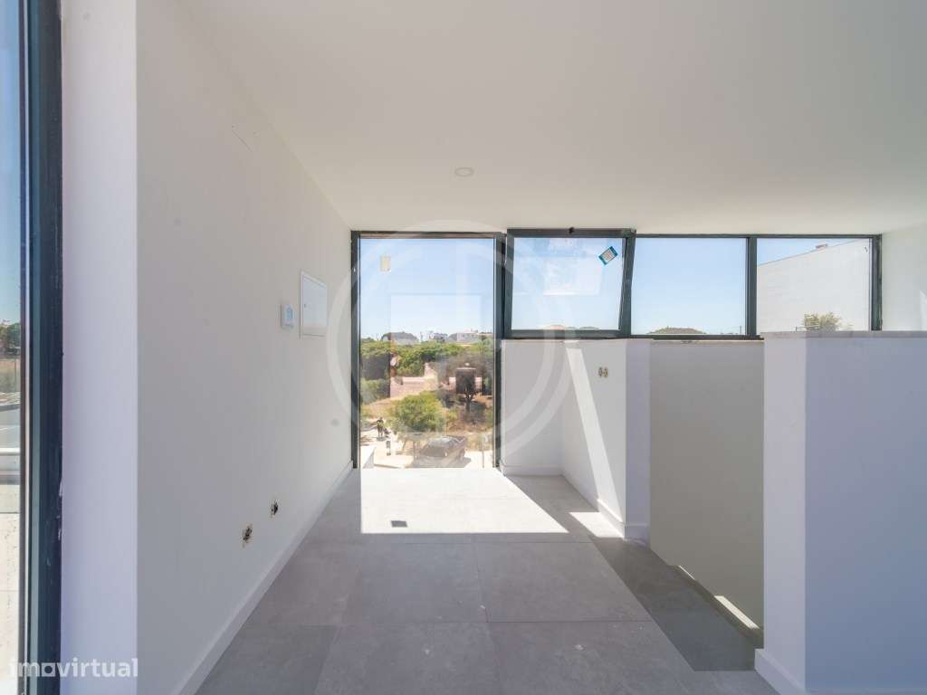 Moradia V3+1 com piscina privada em Gambelas-21