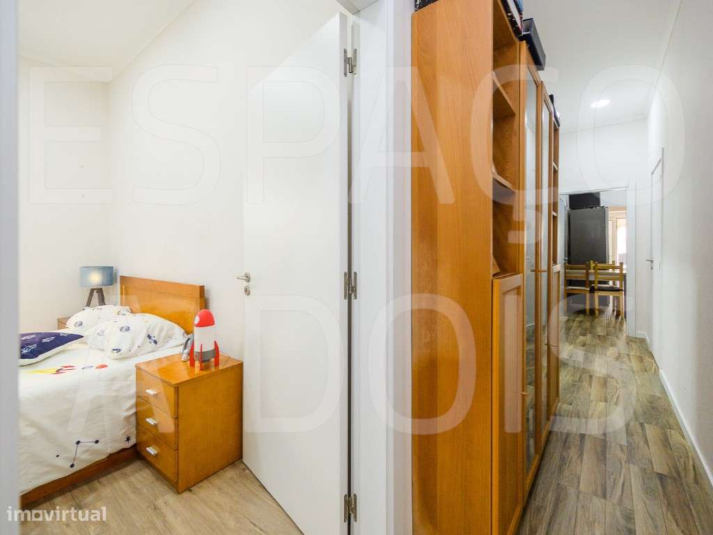 Amadora Centro | T3 Remodelado com 2 Suites e um Fantástico Logrado...-48