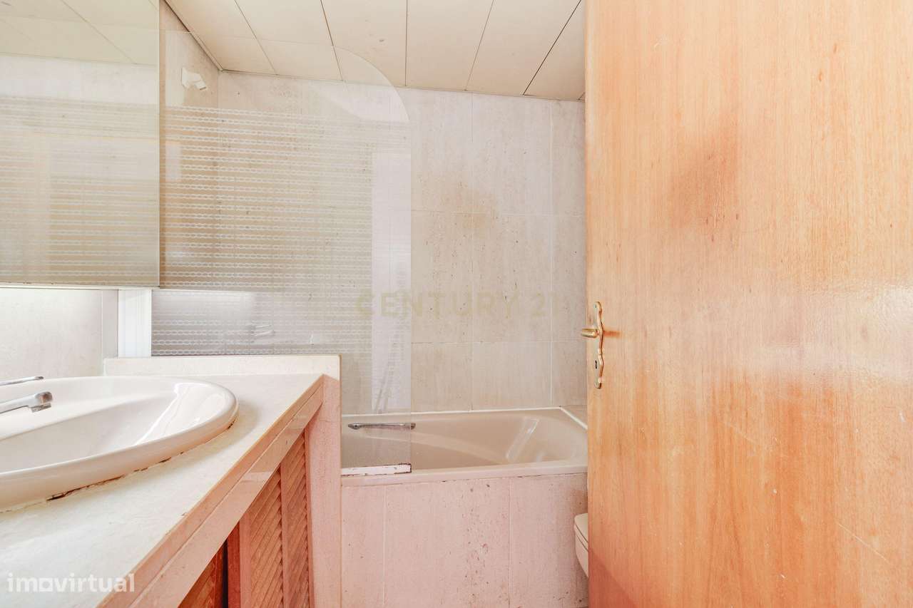 Fantástico T5 Quinta das Conchas frente ao metro-19