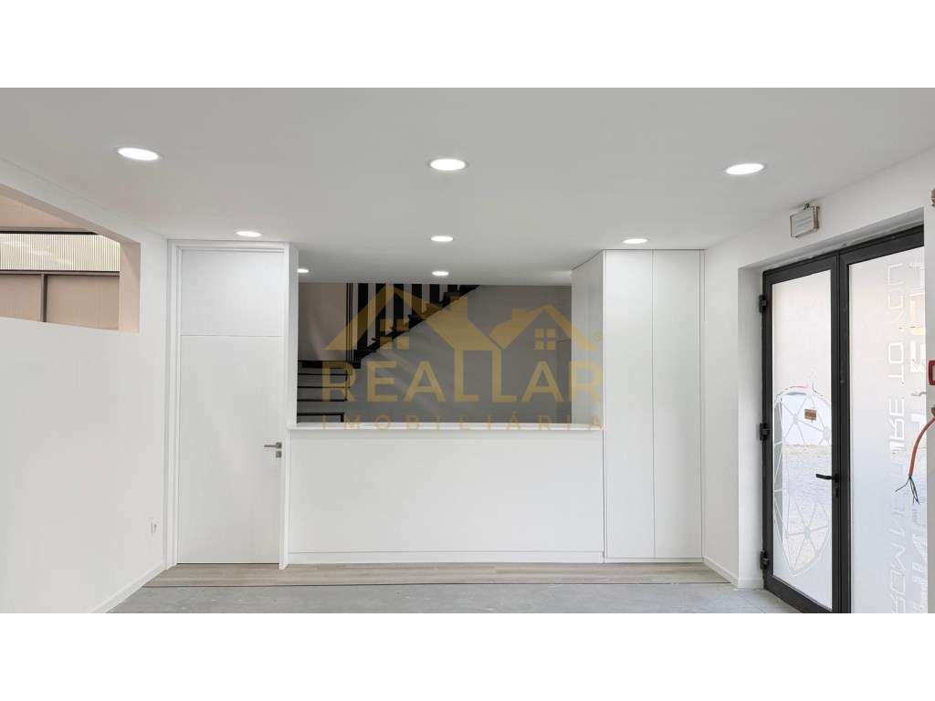 Pavilhão Industrial de 1.200 m² em Barcelos - Potência de 200 kVA e...-9