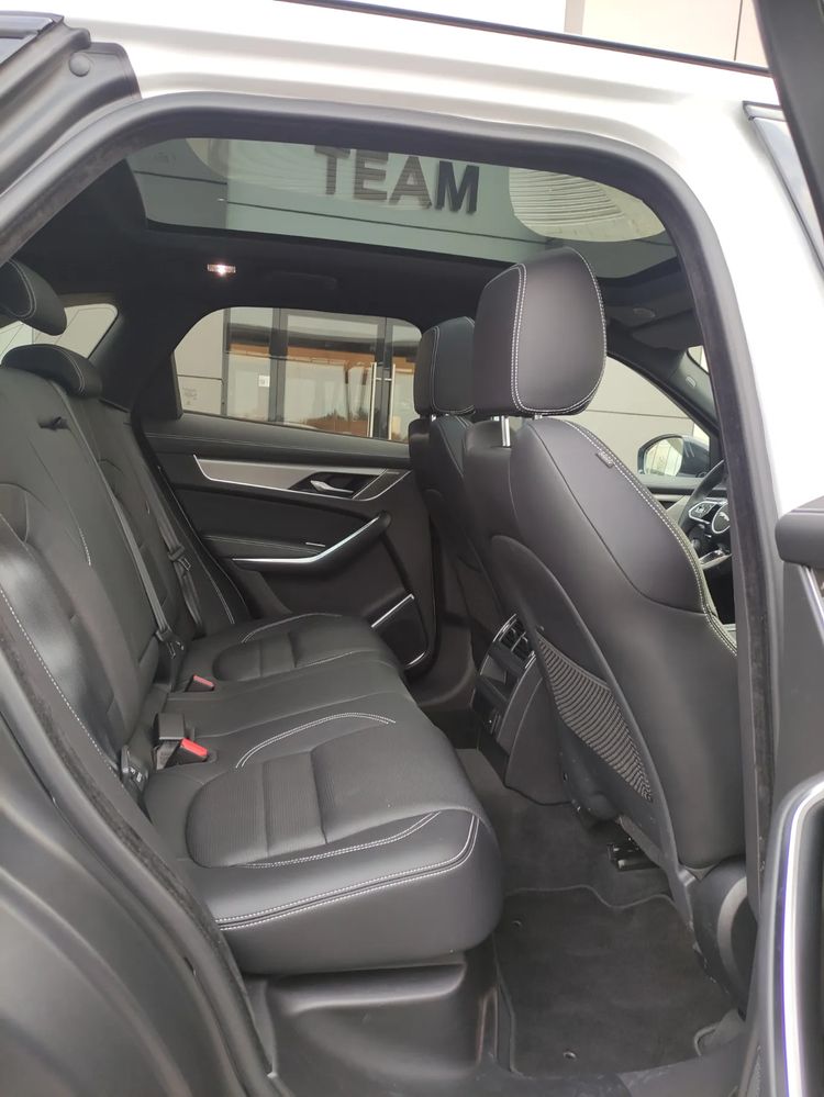 Jaguar F-Pace 2.0 Benzyna 249 KM — zdjęcie 4