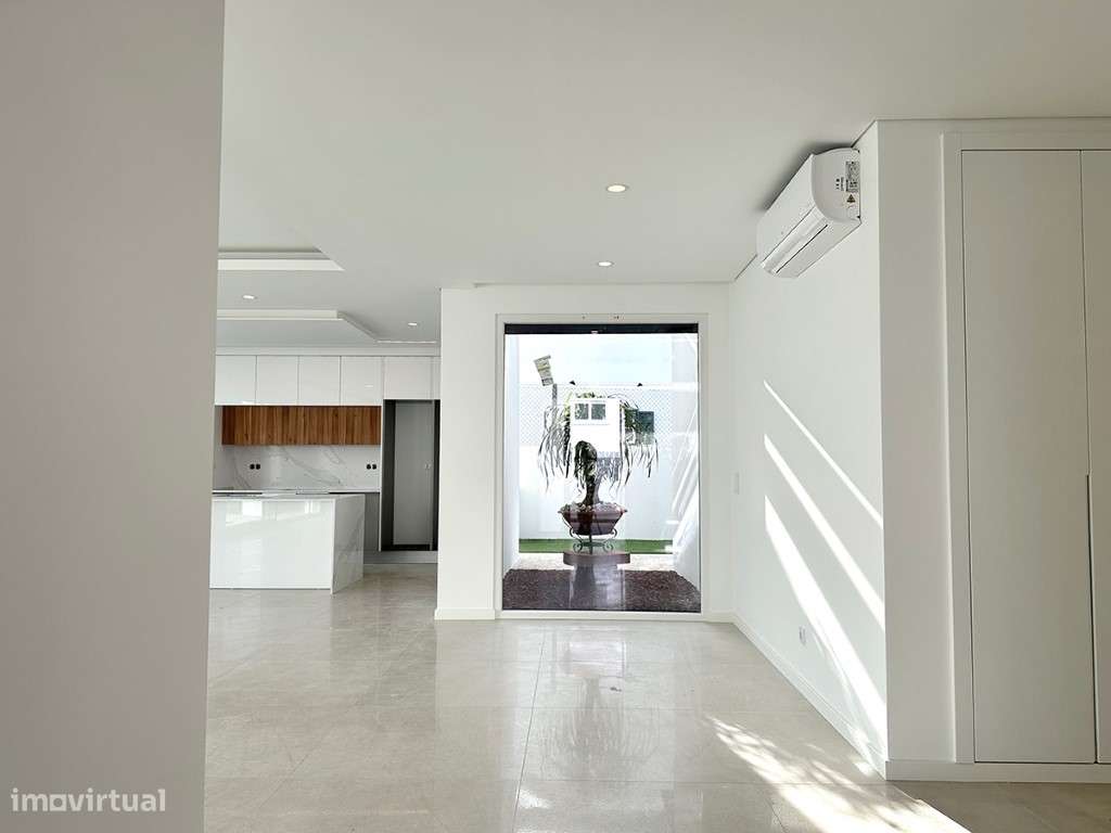 Moradia Térrea à Venda em Azeitão, T4 com 3 Suites e Piscina - Grande imagem: 4/34