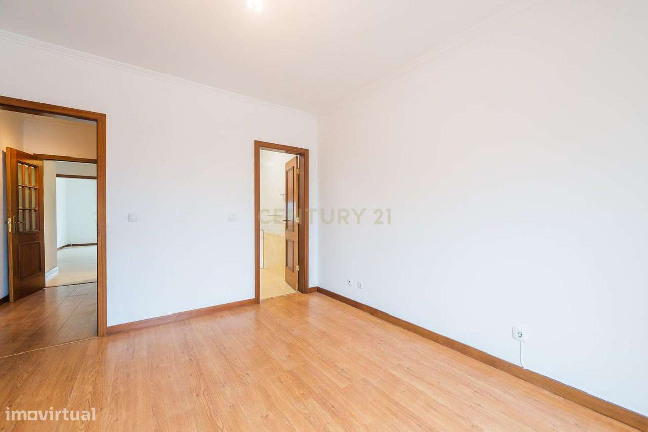 Excelente apartamento T2 com parqueamento em Rio de Mouro-23