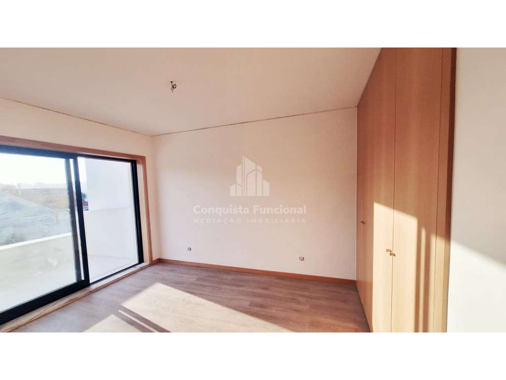 Moradia T4+2 | Valbom| Terraço e Churrasqueira-11