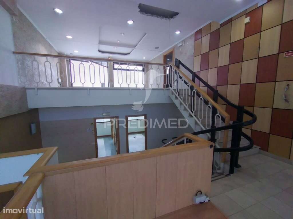 Vende se Loja  com 3 pisos Barreiro-2