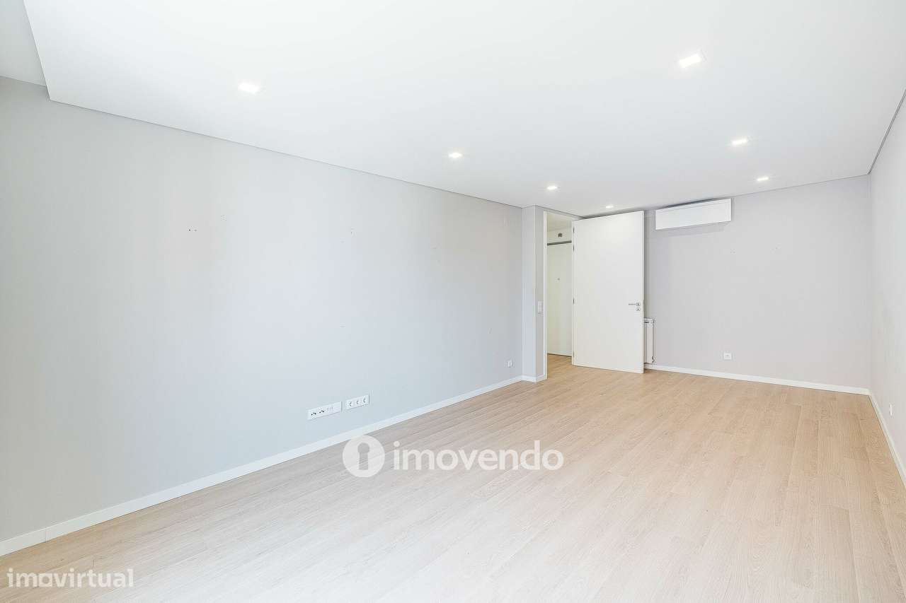 Apartamento T2, com estacionamento e cozinha equipada, na Amadora-4