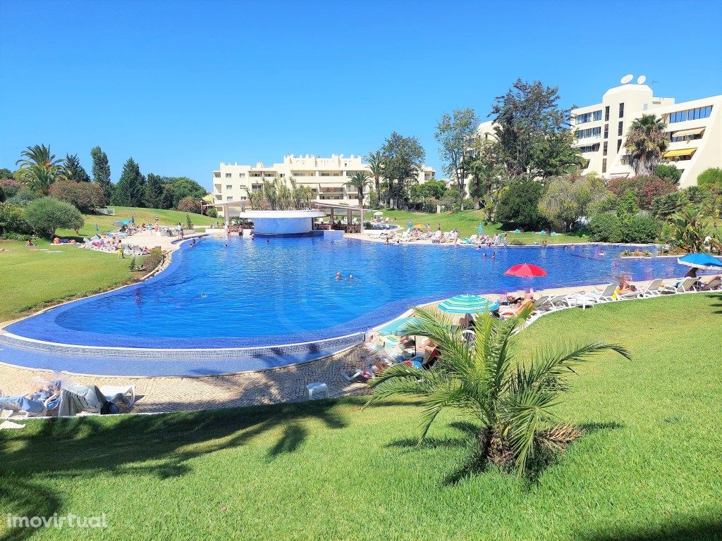 Apartamento T1 inserido em condomínio fechado com piscina...