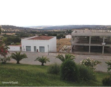 Lote de terreno urbano com 670m2, destinado a comércio e com constr...