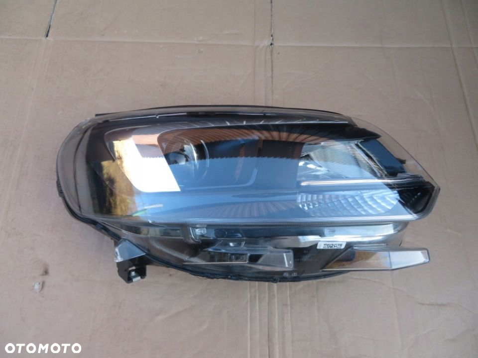 REFLEKTOR PRAWY OPEL ZAFIRA LIFE VIVARO C III 19R- - 5