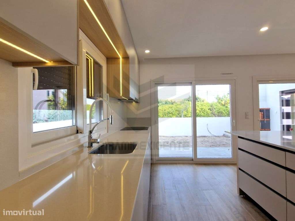 Moradia T3+1 Térrea Isolada, Moderna, Muito completa!-8
