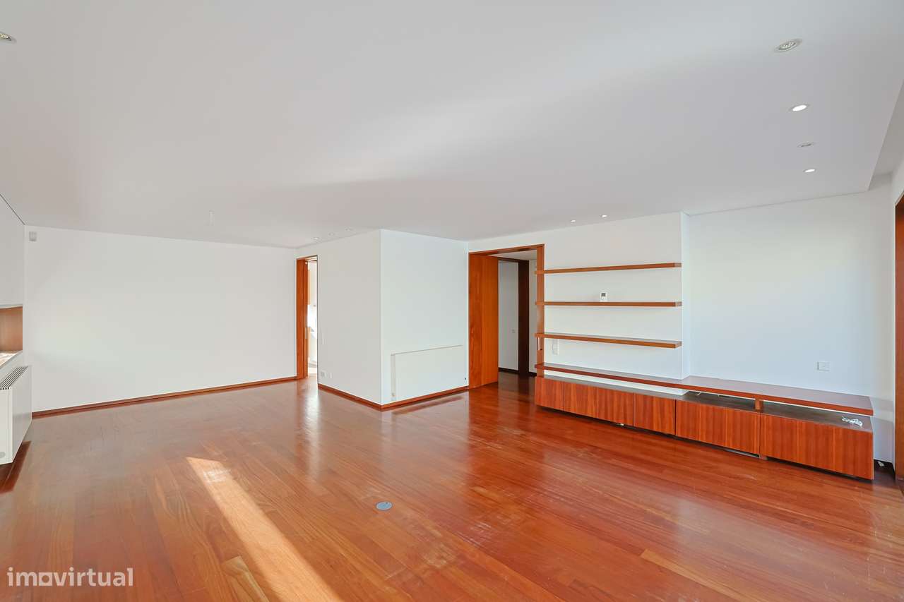 Moradia T3, Individual, c/ 3 pisos, Garagem Dupla e Jardim-12
