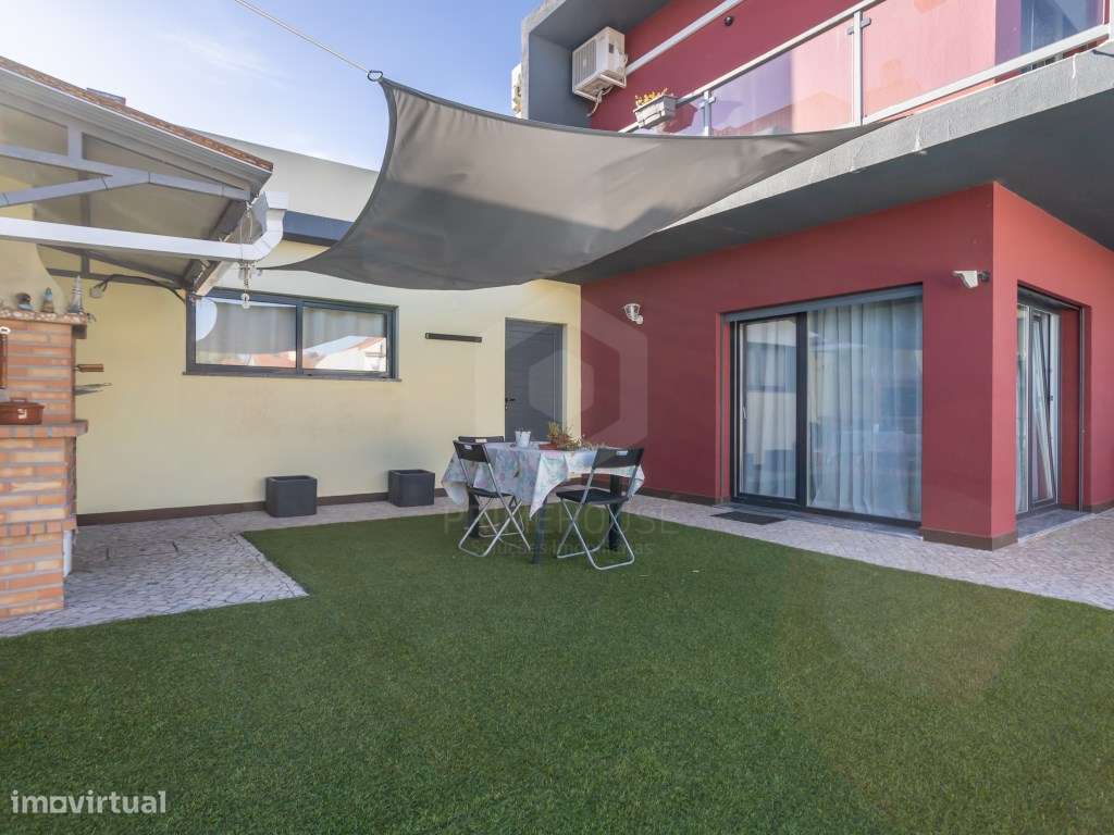 Moradia Isolada T4 com Piscina, Garagem e Acabamentos Premium-7