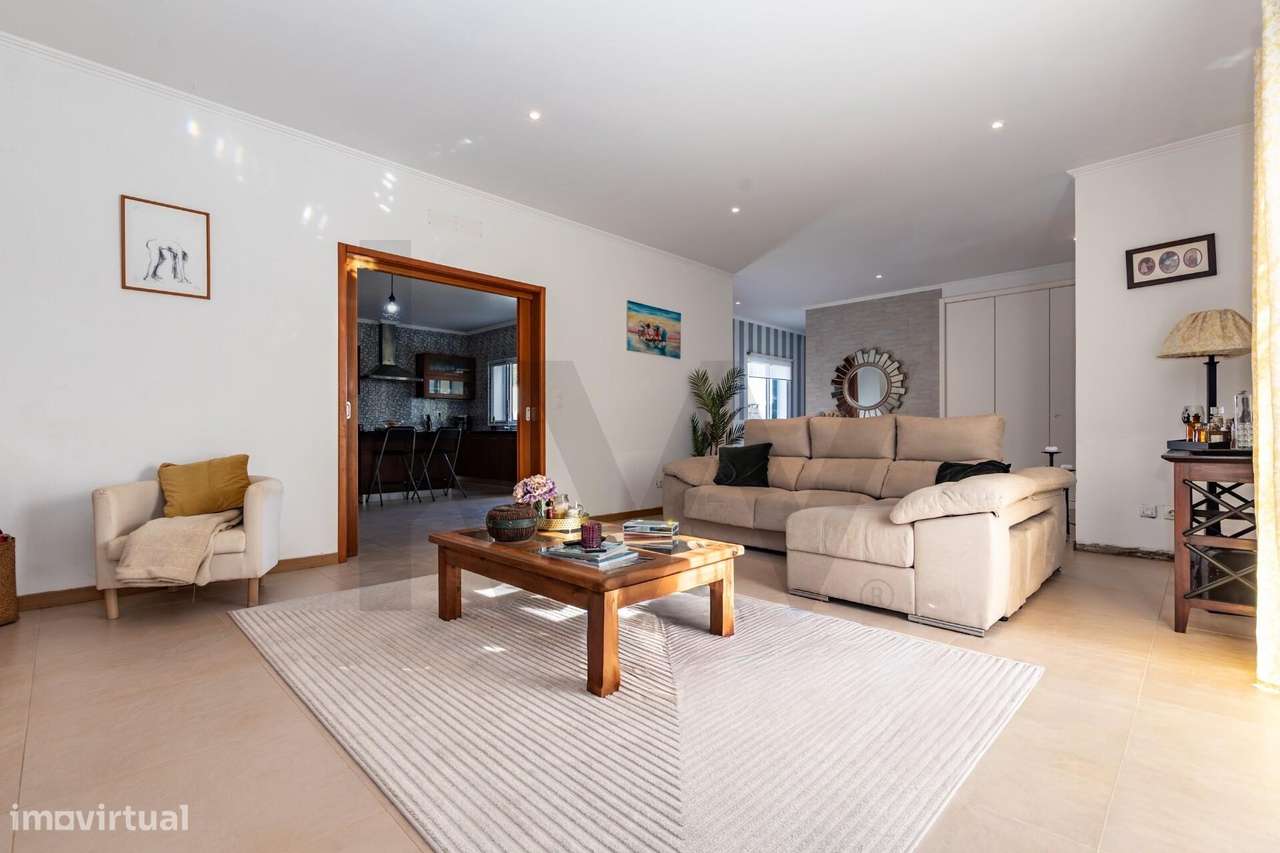 Moradia V4 Isolada com 3 Suites – São Vicente Ferreira, Ponta Delgada, - Grande imagem: 2/37