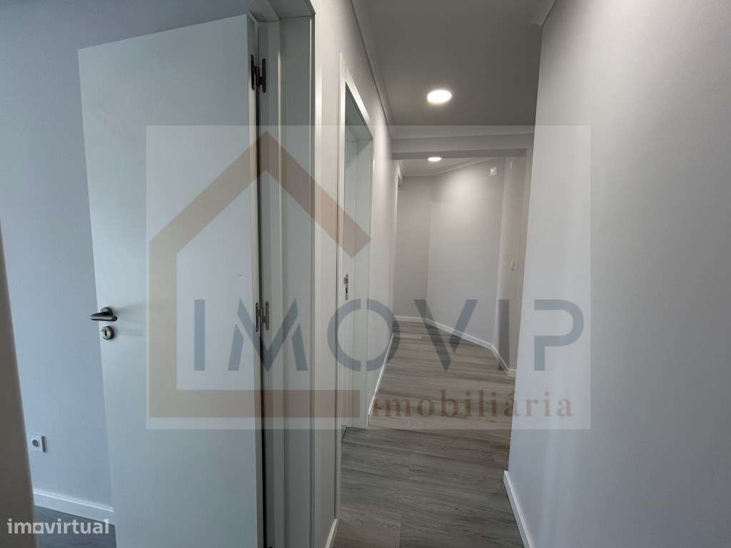 Apartamento T4 Totalmente Remodelado na Amora-15